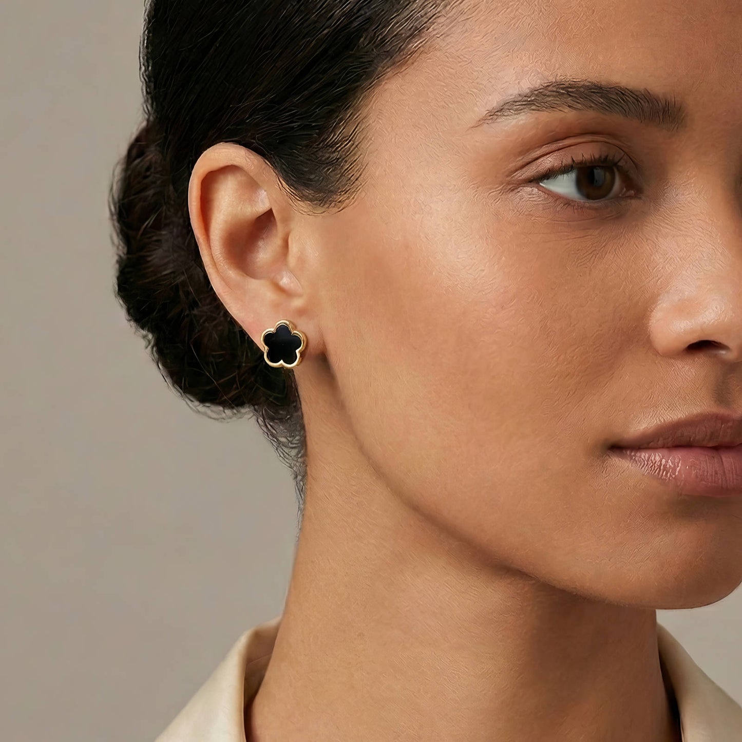Noir Clover Gold Stud Earrings – 18K Gold-Plated