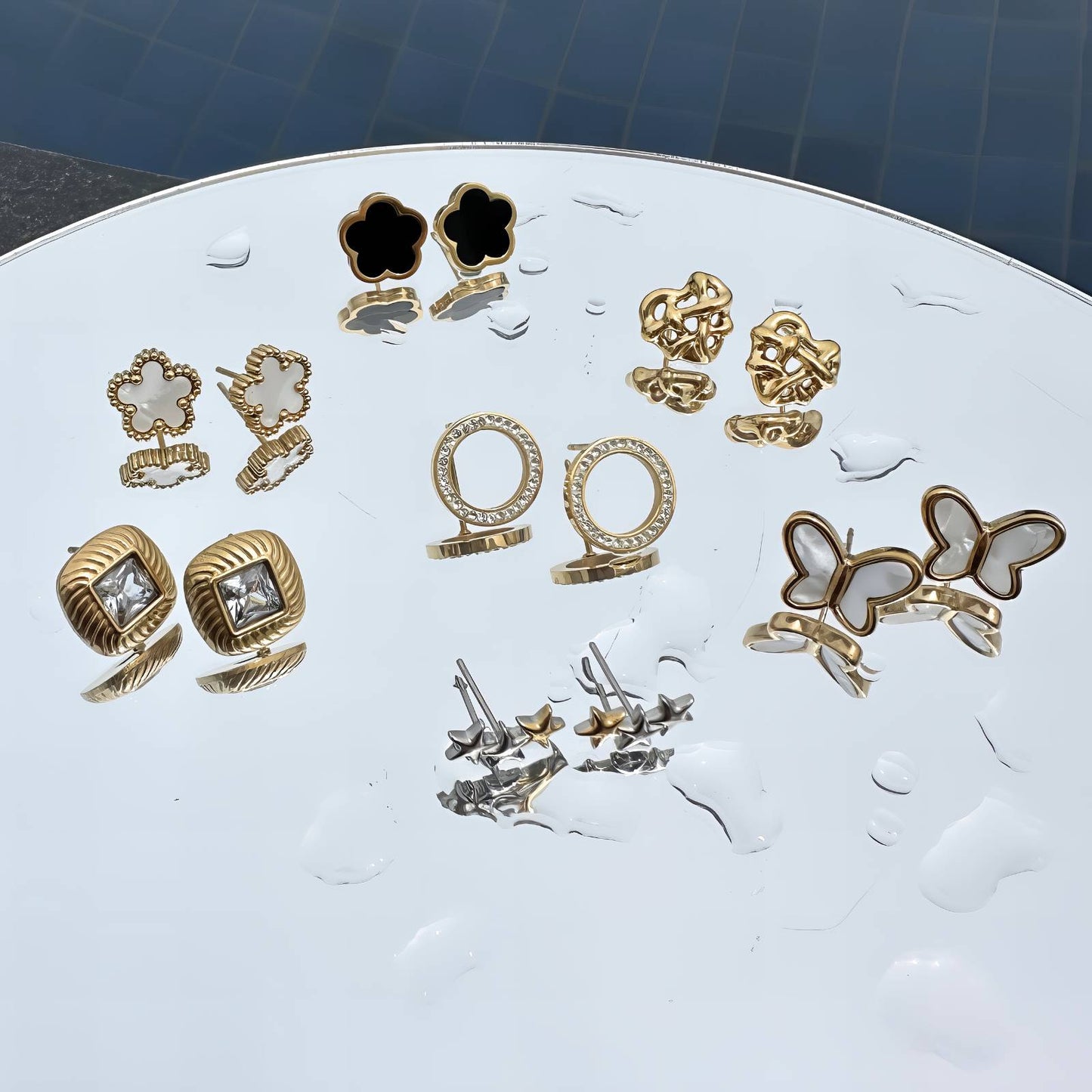 Noir Clover Gold Stud Earrings – 18K Gold-Plated